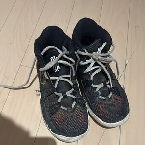 Kyrie shoes Size 4 Great condition